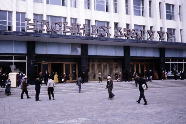 Улсын Их Дэлгүүрийн үүдэнд... 1960-аад он
