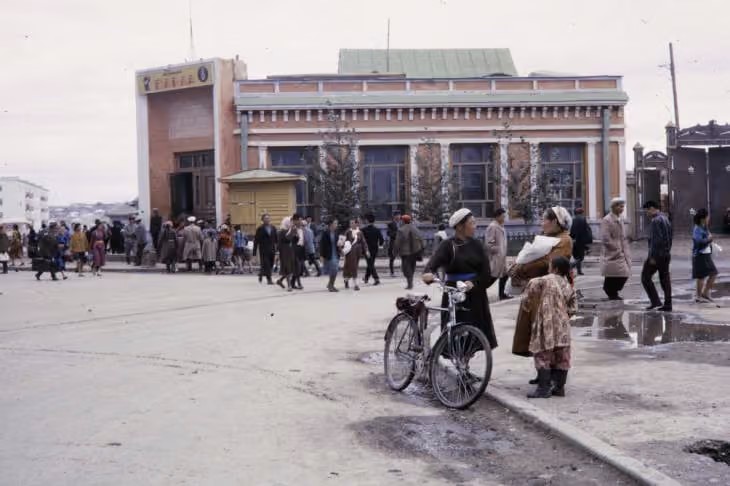 Урт цагааны гудамж. Гэрэл зургийг Харрисон Форман. 1964 он
