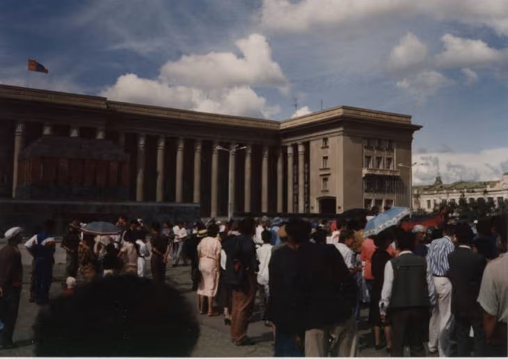 Сүхбаатарын талбай дээр 1992 он